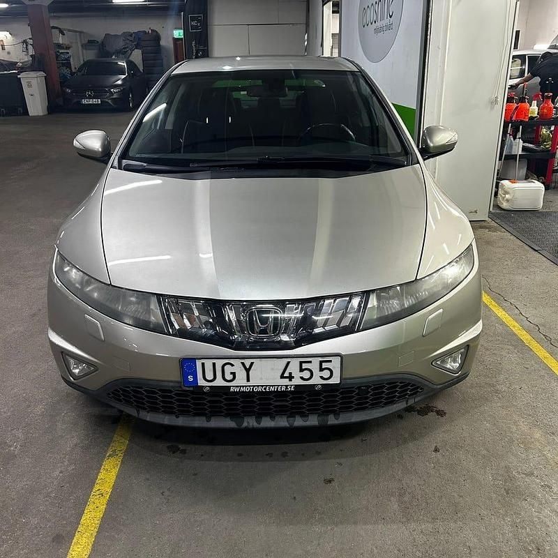 Begagnad 2007 Honda Civic Halvkombi | 50 000 kr (Marknadspris) - Bild 1/4