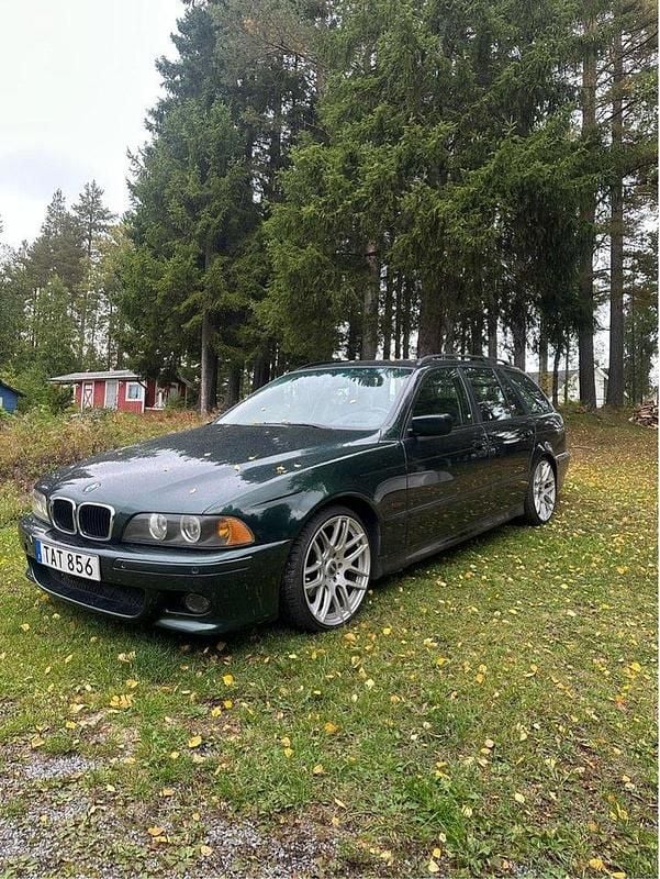 Grön Begagnad 2001 BMW 520 Kombi | 30 000 kr (Marknadspris) - Bild 1/4