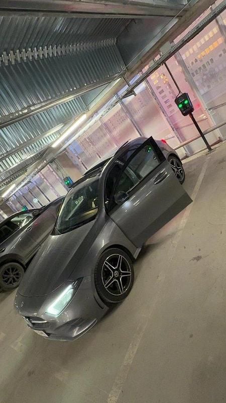 Grå Begagnad 2019 Mercedes A180 AMG Halvkombi | 195 000 kr (Marknadspris) - Bild 1/4