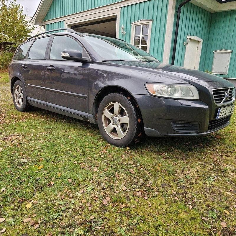 Grå Begagnad 2009 Volvo V50 Kinetic Kombi | 23 900 kr (Marknadspris) - Bild 1/1