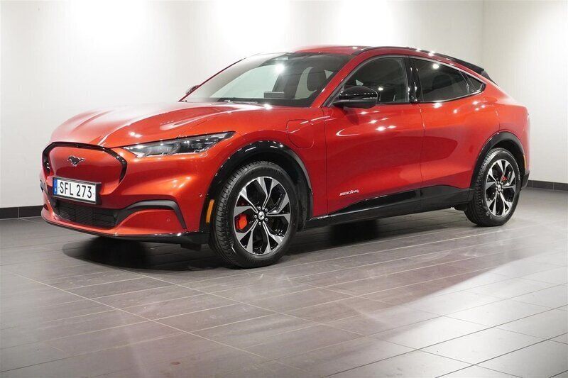 Röd (rapid red pn4hq) Begagnad 2022 Ford Mustang Mach-E Standard Range SUV | 349 900 kr (Marknadspris) - Bild 1/4