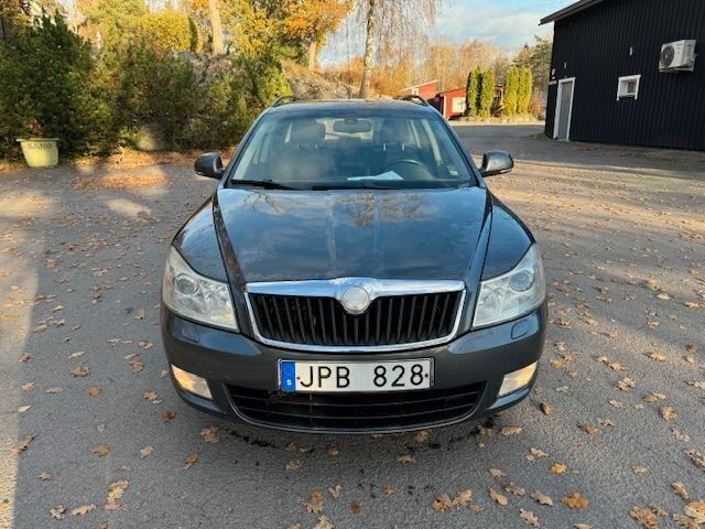 Begagnad Skoda Octavia Elegance 161 HK (118 kW) 2009 Mörkgrå Kombi