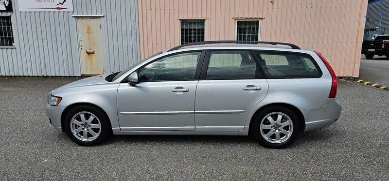 Ljusgrå (grå) Begagnad 2011 Volvo V50 Momentum Kombi | 62 900 kr (Lite dyr) - Bild 1/4
