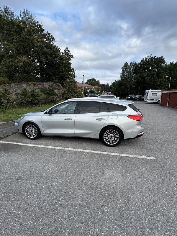 Grå Begagnad 2019 Ford Focus Titanium Kombi | 169 000 kr (Marknadspris) - Bild 1/4