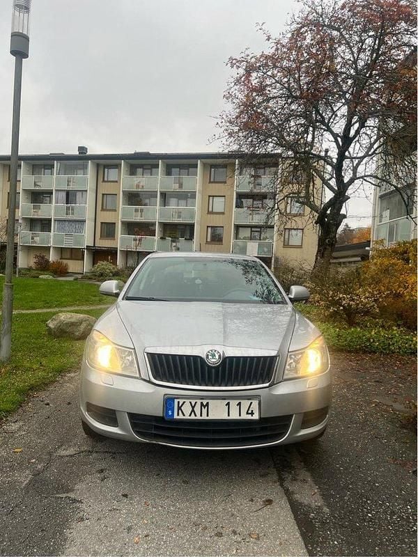 Silver Begagnad 2012 Skoda Octavia Ambiente Halvkombi | 38 000 kr (Superpris) - Bild 1/4