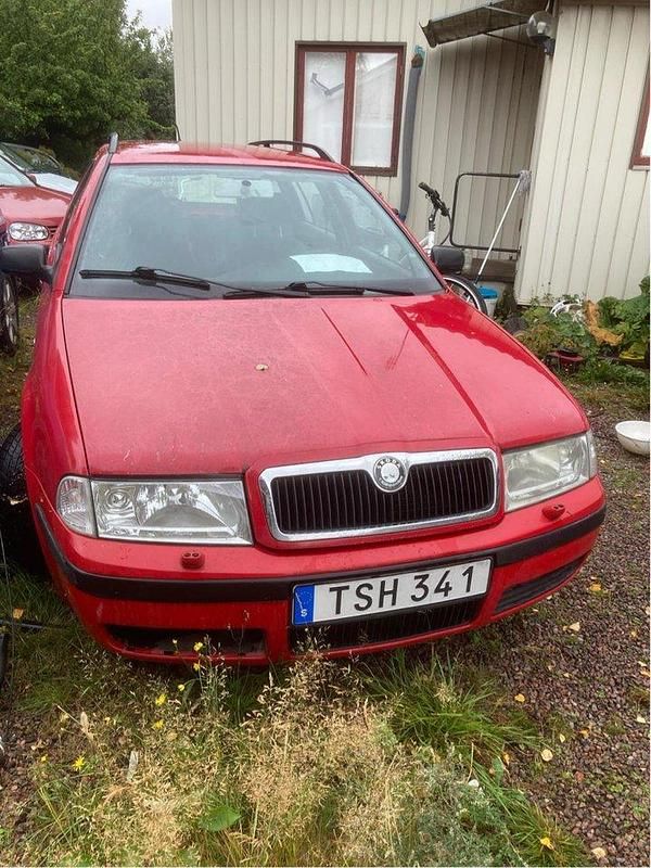 Röd Begagnad 2003 Skoda Octavia Tour Kombi | 4 000 kr (Superpris) - Bild 1/2