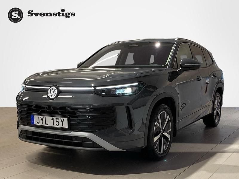 Grå Begagnad 2025 VW Tayron Life SUV | 469 900 kr (Marknadspris) - Bild 1/4