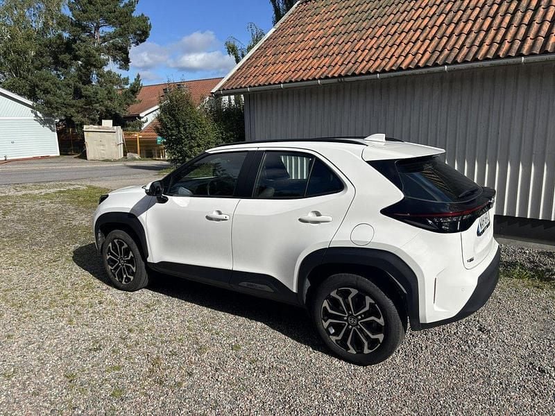 Vit Begagnad 2023 Toyota Yaris Cross Active SUV | 265 000 kr (Superpris) - Bild 1/4