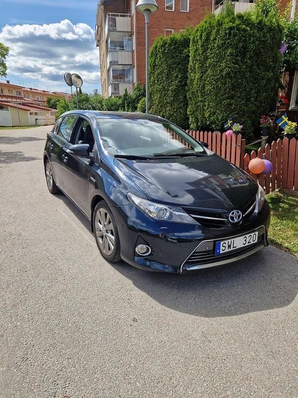 Metallic Begagnad 2013 Toyota Auris Hybrid Halvkombi | 113 900 kr (Marknadspris) - Bild 1/4