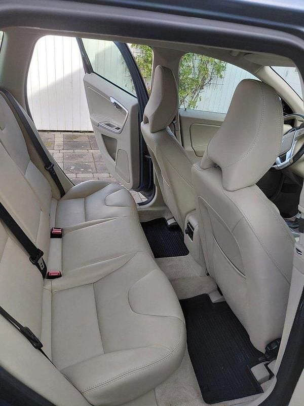 Blå Begagnad 2017 Volvo XC60 Standard SUV | 237 000 kr (Marknadspris) - Bild 1/4
