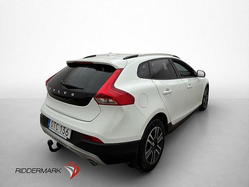 Begagnad Volvo V40 Momentum 152 HK (111 kW) 2018 Vit Halvkombi