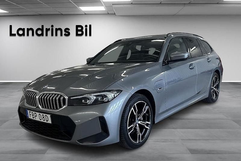 Grå Begagnad 2022 BMW 330e M Sport Kombi | 389 900 kr (Dyr) - Bild 1/4