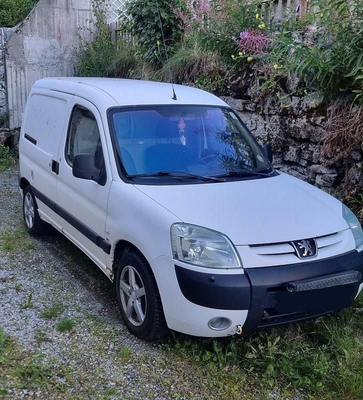 Vit Begagnad 2006 Peugeot Partner Minibuss | 5 000 kr (Superpris) - Bild 1/3