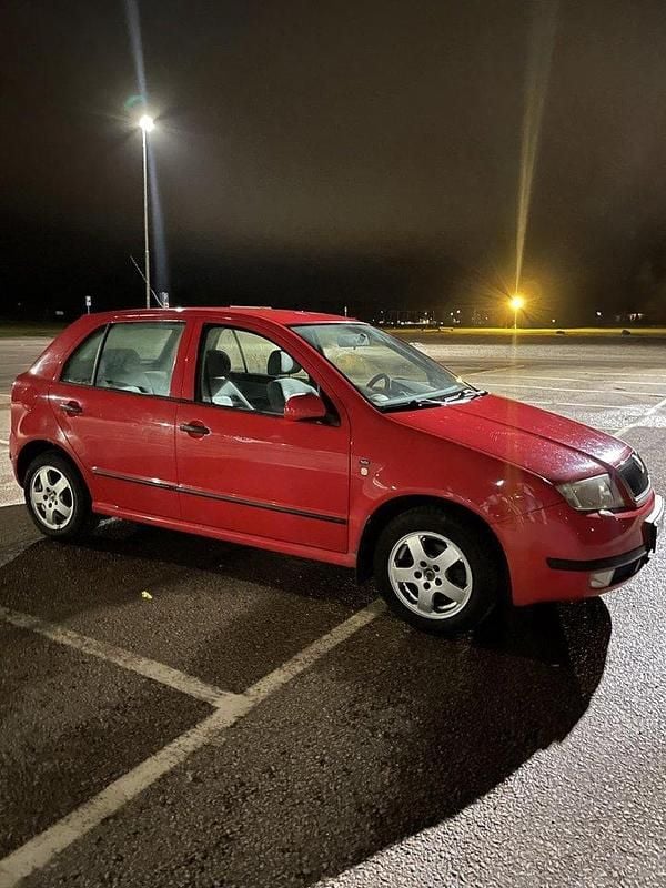 Röd Begagnad 2002 Skoda Fabia Halvkombi | 13 500 kr (Bra pris) - Bild 1/2