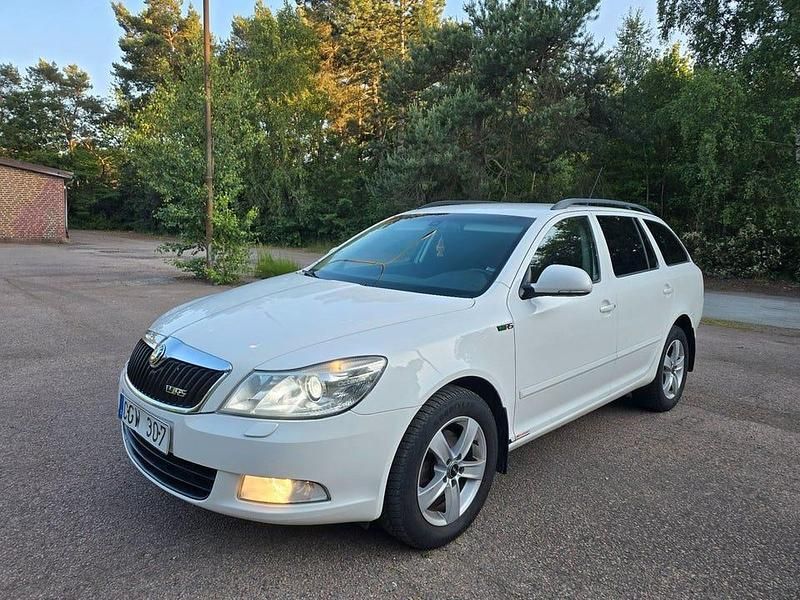 Vit Begagnad 2009 Skoda Octavia Elegance Kombi | 37 900 kr (Dyr) - Bild 1/4