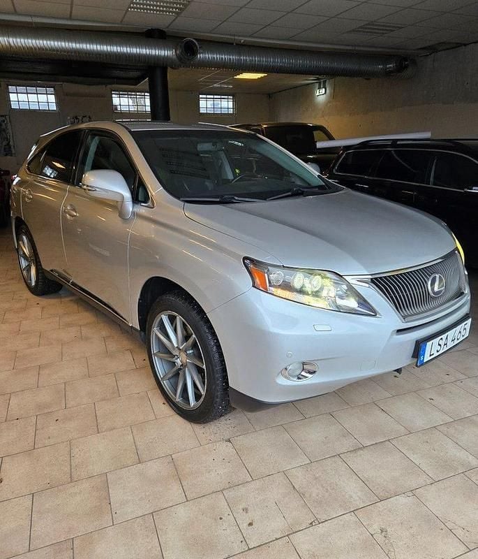 Silvermetalic Begagnad 2011 Lexus RX450h Luxury Line SUV | 159 900 kr (Marknadspris) - Bild 1/4