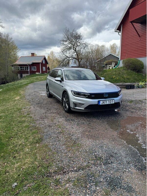 Silver Begagnad 2017 VW Passat GTE Kombi | 215 000 kr (Marknadspris) - Bild 1/4