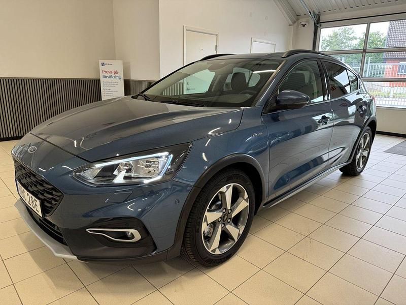 Blå (blåmetallick) Begagnad 2019 Ford Focus Active Halvkombi | 159 900 kr (Marknadspris) - Bild 1/4