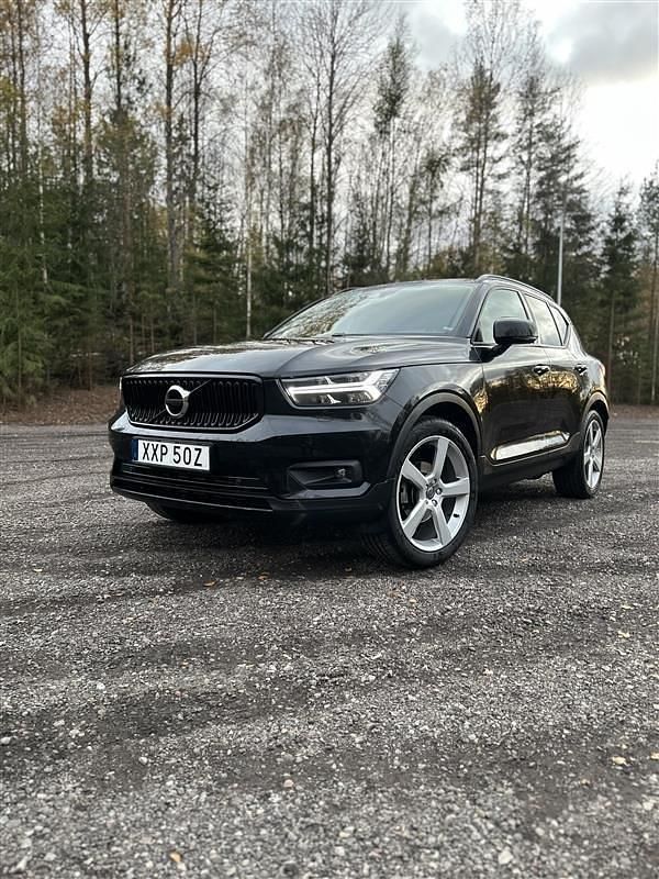 Svart Begagnad 2019 Volvo XC40 Momentum SUV | 280 000 kr (Marknadspris) - Bild 1/4
