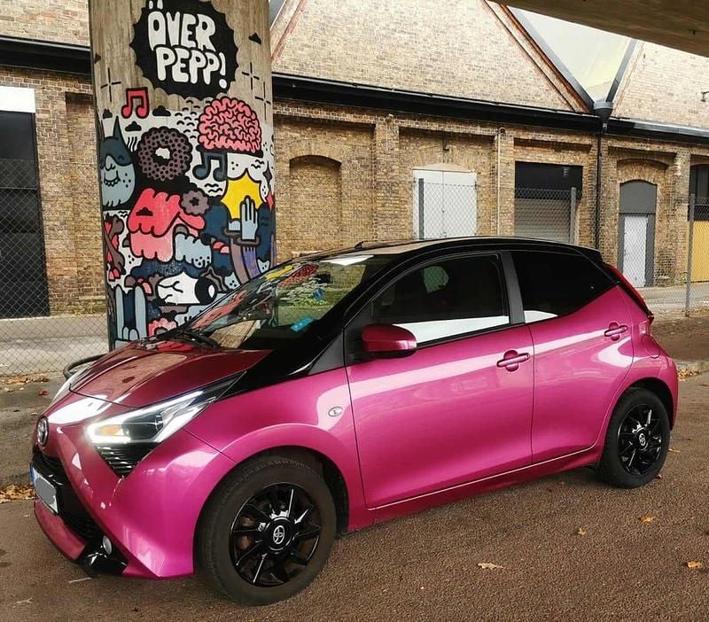Reddish purple, metallic limited edition Begagnad 2018 Toyota Aygo Halvkombi | 85 000 kr (Bra pris) - Bild 1/3