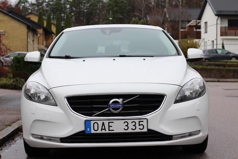 Vit Begagnad 2014 Volvo V40 Halvkombi | 74 900 kr (Marknadspris) - Bild 1/4