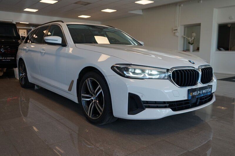 Vit Begagnad 2021 BMW 520 Sport Line Kombi | 329 000 kr (Marknadspris) - Bild 1/4