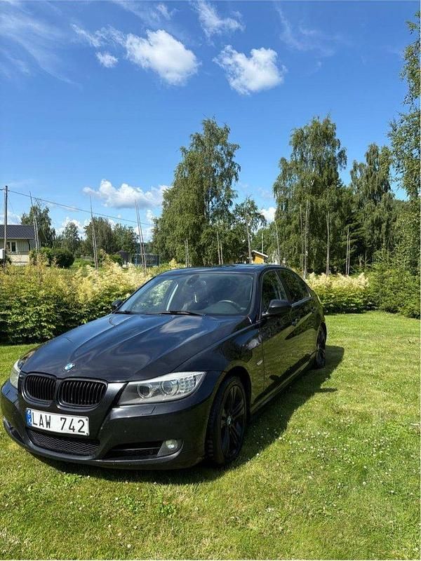 Svart Begagnad 2011 BMW 318 Comfort Edition Sedan | 56 000 kr (Marknadspris) - Bild 1/4