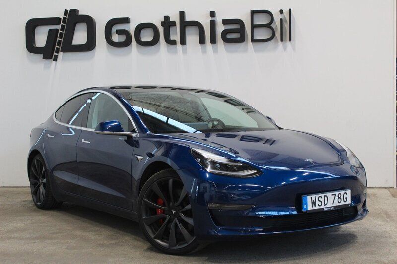 Blå Begagnad 2020 Tesla Model 3 Performance Sedan | 309 900 kr (Marknadspris) - Bild 1/4