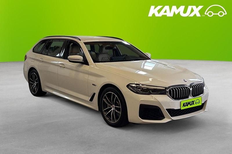 Vit Begagnad 2023 BMW 530e M Sport Kombi | 319 800 kr (Bra pris) - Bild 1/4