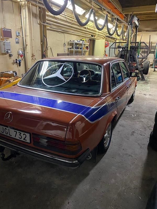 Begagnad Mercedes 240 1977