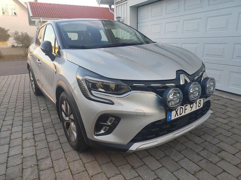 Grå Begagnad 2021 Renault Captur SUV | 144 000 kr (Marknadspris) - Bild 1/4