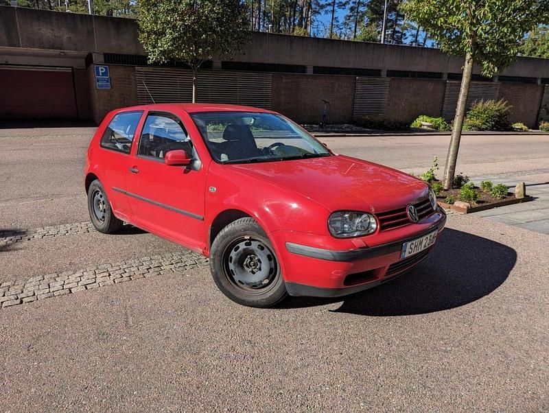 Röd Begagnad 2001 VW Golf IV Basis Halvkombi | 14 500 kr (Marknadspris) - Bild 1/4
