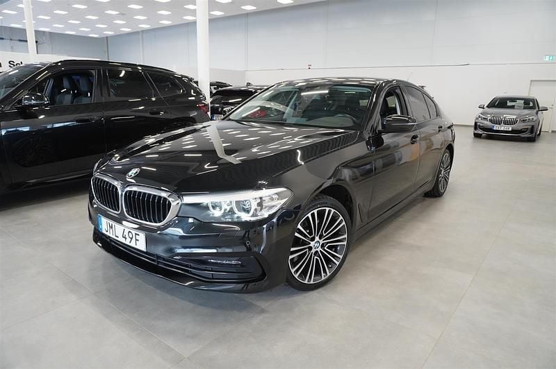 Svart Begagnad 2019 BMW 520 Sport Line Sedan | 309 900 kr (Superpris) - Bild 1/4