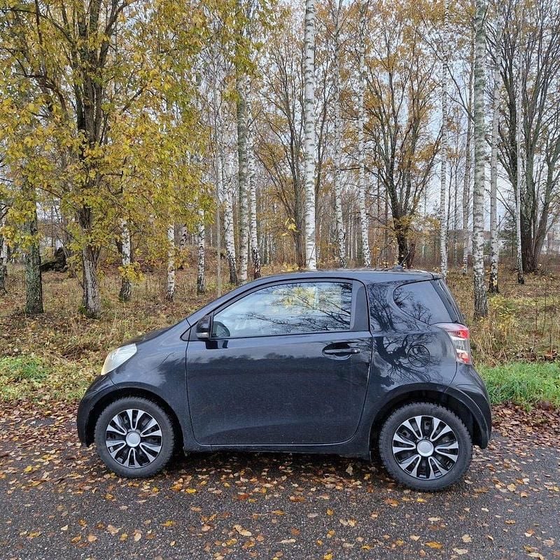 Svart Begagnad 2009 Toyota iQ Halvkombi | 45 000 kr (Marknadspris) - Bild 1/4