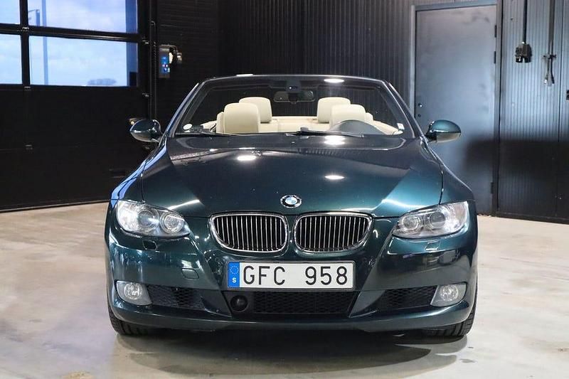 Begagnad BMW 325 218 HK (160 kW) 2007 Grön Cab