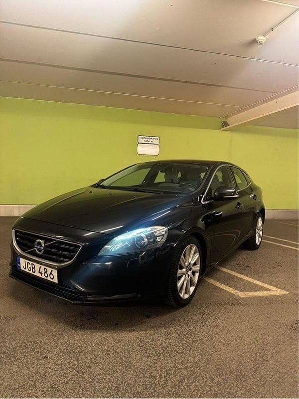 Svart Begagnad 2015 Volvo V40 Momentum Kombi | 94 800 kr (Bra pris) - Bild 1/4