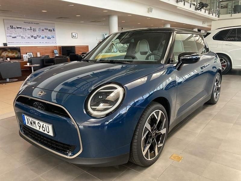 Blå Begagnad 2024 Mini Cooper Halvkombi | 334 900 kr (Marknadspris) - Bild 1/4