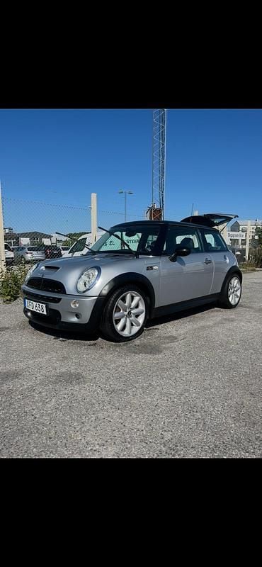 Begagnad Mini Cooper S 170 HK (125 kW) 2006 Silvermetallic Halvkombi
