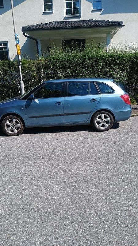 Grå Begagnad 2011 Skoda Fabia Elegance Kombi | 16 500 kr (Superpris) - Bild 1/4