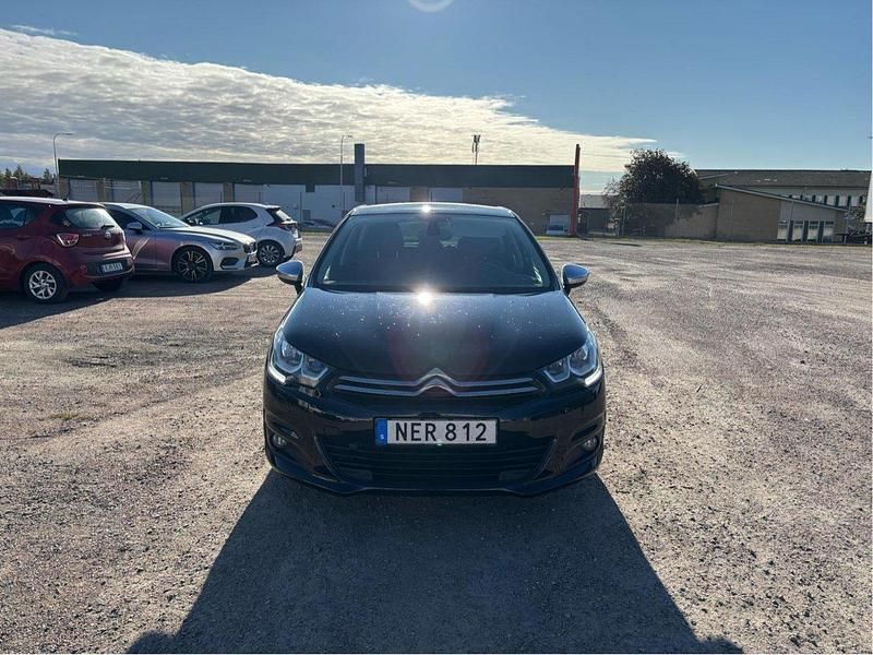 Svart Begagnad 2016 Citroën C4 Halvkombi | 105 000 kr (Marknadspris) - Bild 1/4
