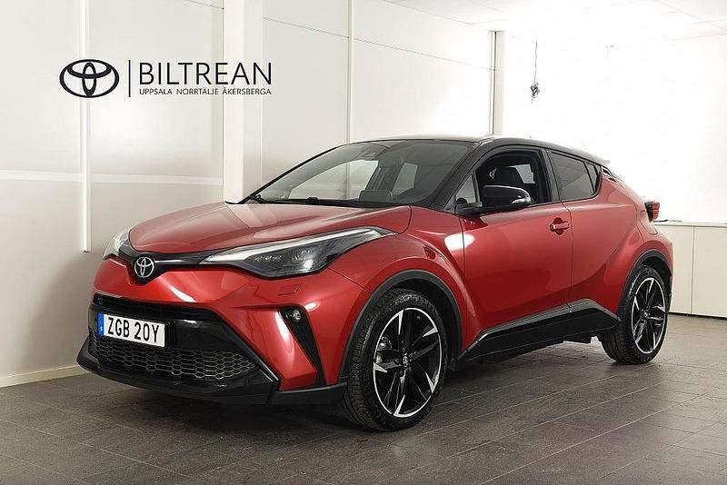 Röd Begagnad 2022 Toyota C-HR Sport SUV | 294 900 kr (Marknadspris) - Bild 1/4