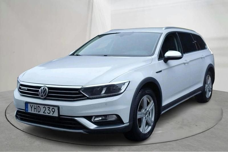 Vit Begagnad 2017 VW Passat Alltrack Business Kombi | 156 000 kr (Marknadspris) - Bild 1/4