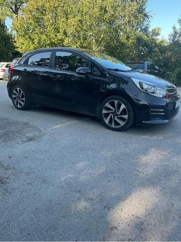 Svart Begagnad 2015 Kia Rio Halvkombi | 114 000 kr (Lite dyr) - Bild 1/4