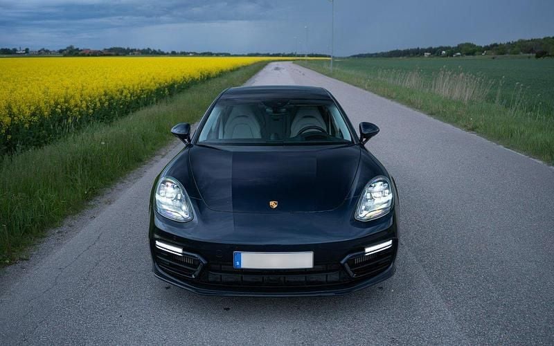 Blå Begagnad 2023 Porsche Panamera 4 Platinum Edition Sedan | 1 100 000 kr (Dyr) - Bild 1/4