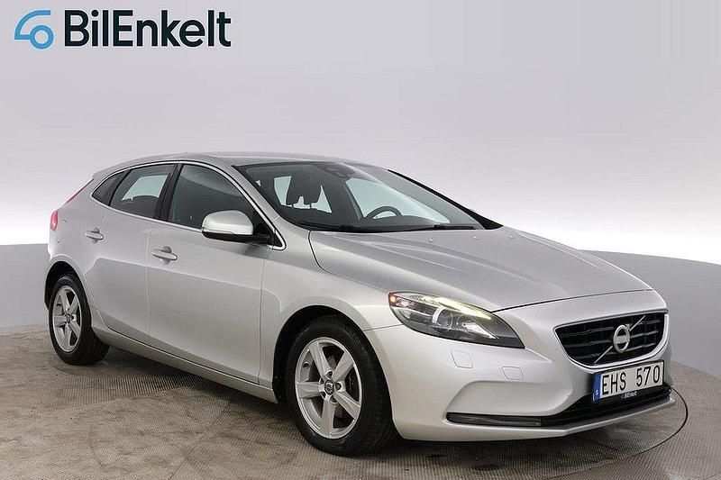 Ljusgrå Begagnad 2013 Volvo V40 Momentum Kombi | 79 700 kr (Marknadspris) - Bild 1/4