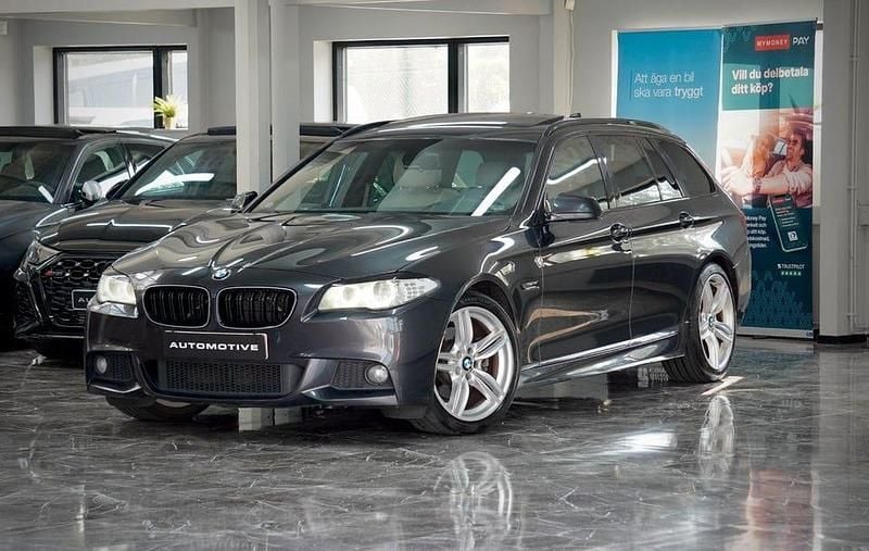 Grå Begagnad 2012 BMW 520 M Sport Kombi | 139 900 kr (Lite dyr) - Bild 1/4