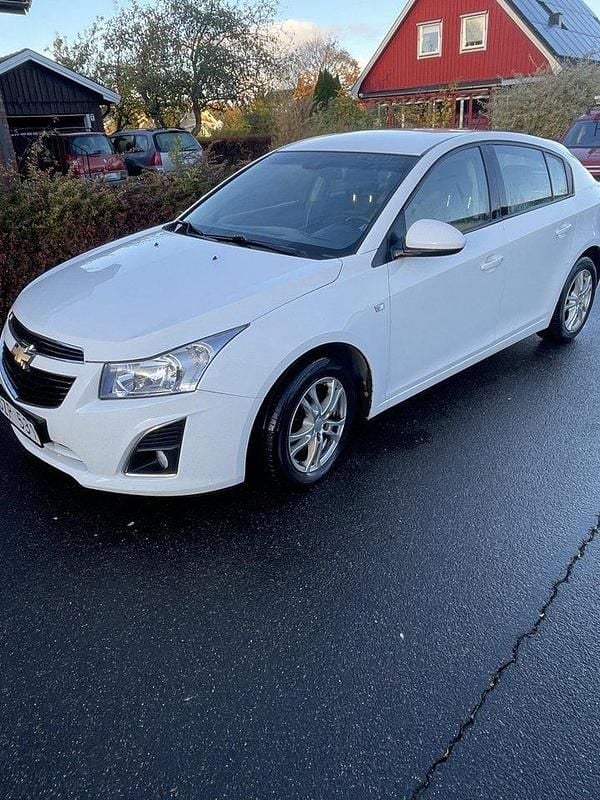 Vit Begagnad 2014 Chevrolet Cruze Halvkombi | 40 000 kr (Marknadspris) - Bild 1/3