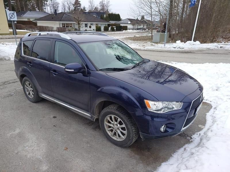 Begagnad Mitsubishi Outlander 170 HK (125 kW) 2010 Marinblå metallic SUV