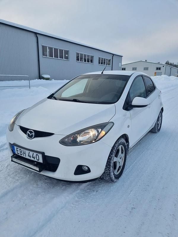 Vit Begagnad 2008 Mazda 2 Halvkombi | 22 000 kr (Marknadspris) - Bild 1/4
