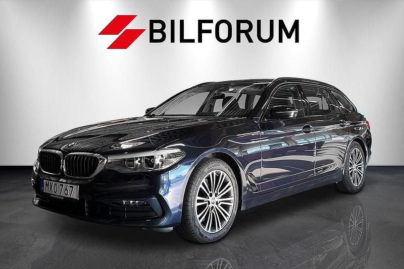 Blå (blåmetallic) Begagnad 2019 BMW 520 Sport Line Kombi | 273 900 kr (Marknadspris) - Bild 1/4